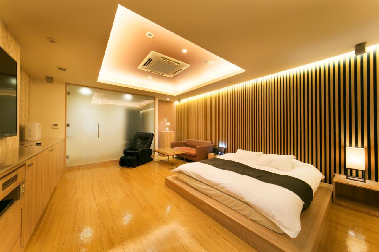 Hotel Lotus Toyonaka (Adults Only) Екстериор снимка